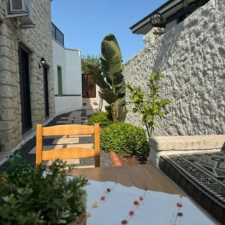 Cesme'de Konforunda Alacati Tas Ev Tasarimli Sifir Esyali Cesme