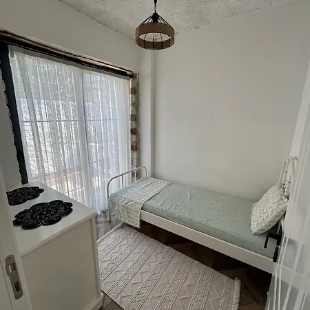 Cesme'de Konforunda Alacati Tas Ev Tasarimli Sifir Esyali Feriehus *